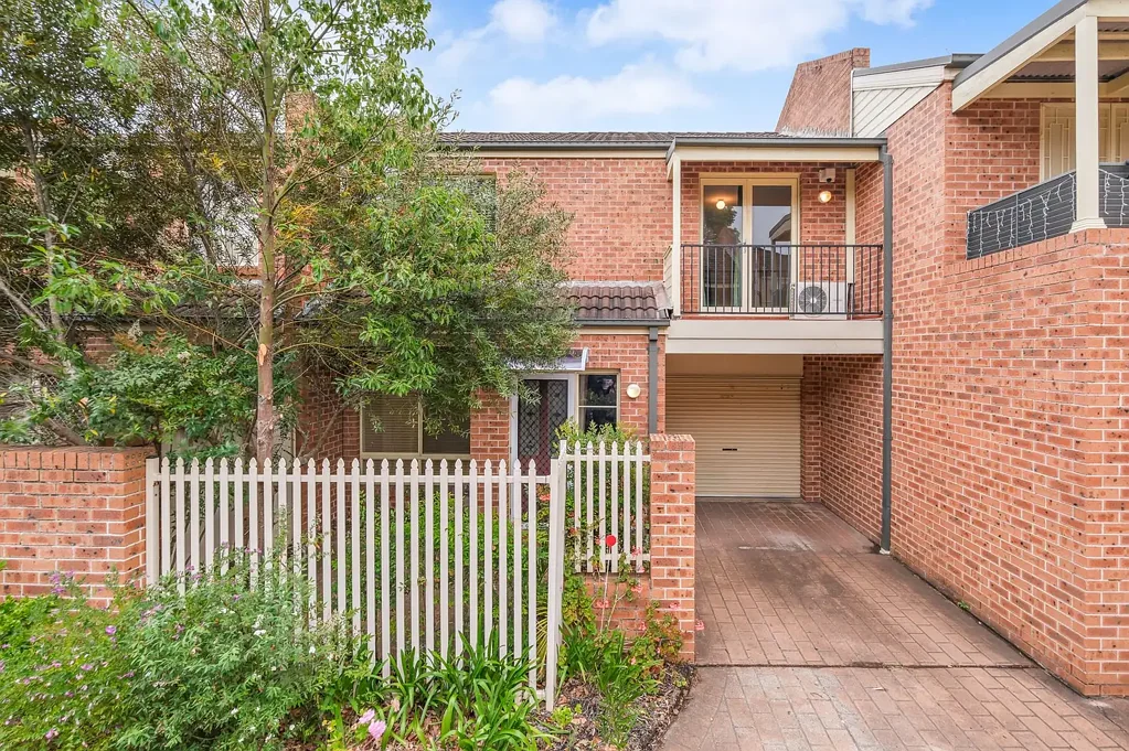 Secured 2 bedroom Townhouse with Sir conditioners