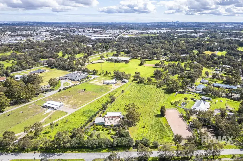 Orange Grove 5 Acres Backing onto Karinya Equestrian Park!