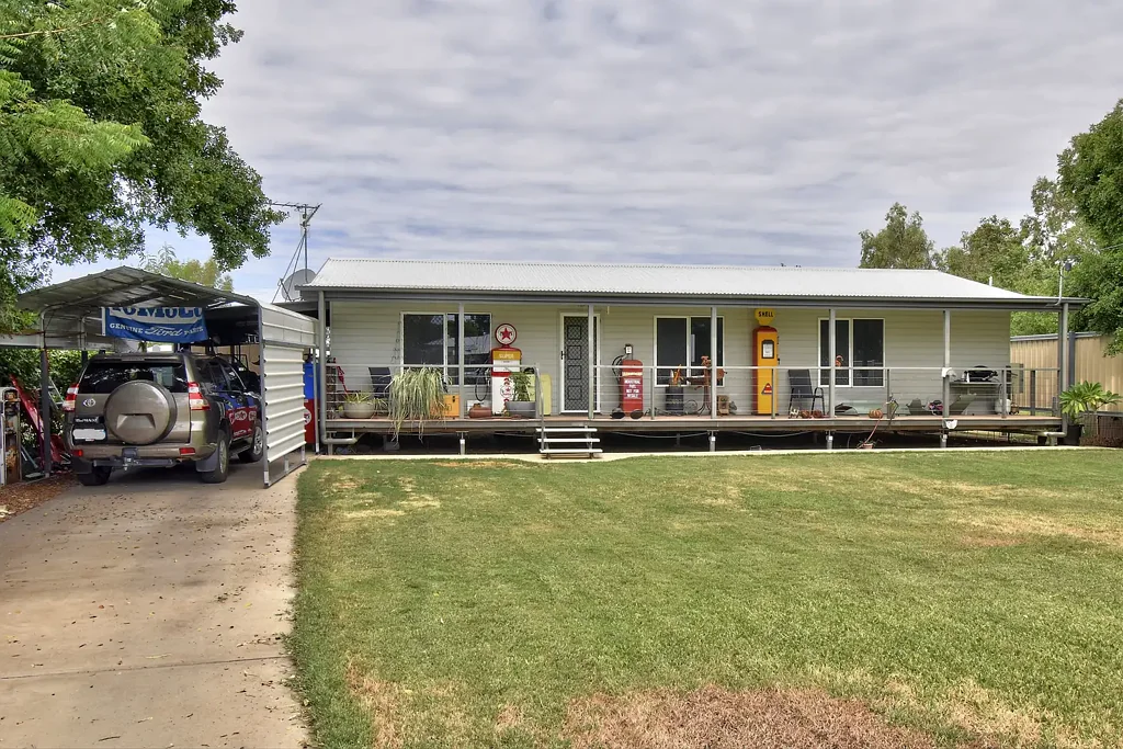 19 QUARRIAN ROAD, Longreach, QLD 4730