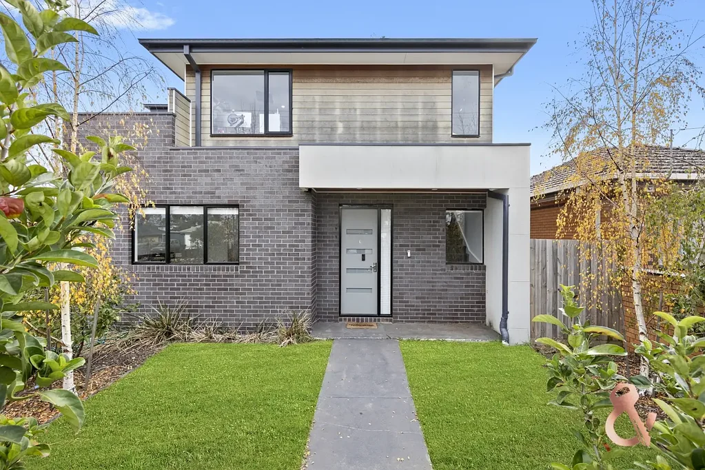 St Albans 2 Bedroom Modern Townhouse Living!