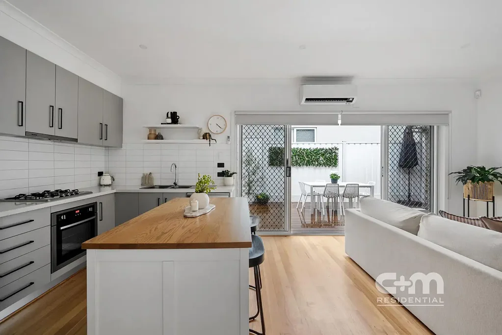 Oak Park 2ห้องนอน Move-In Ready Single-Level Living in the Heart of Oak Park.