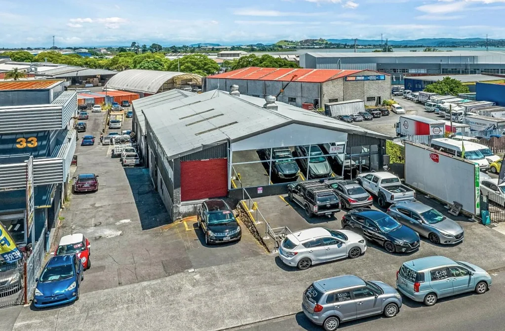 Otahuhu Road front showroom/warehouse on Great South Road
