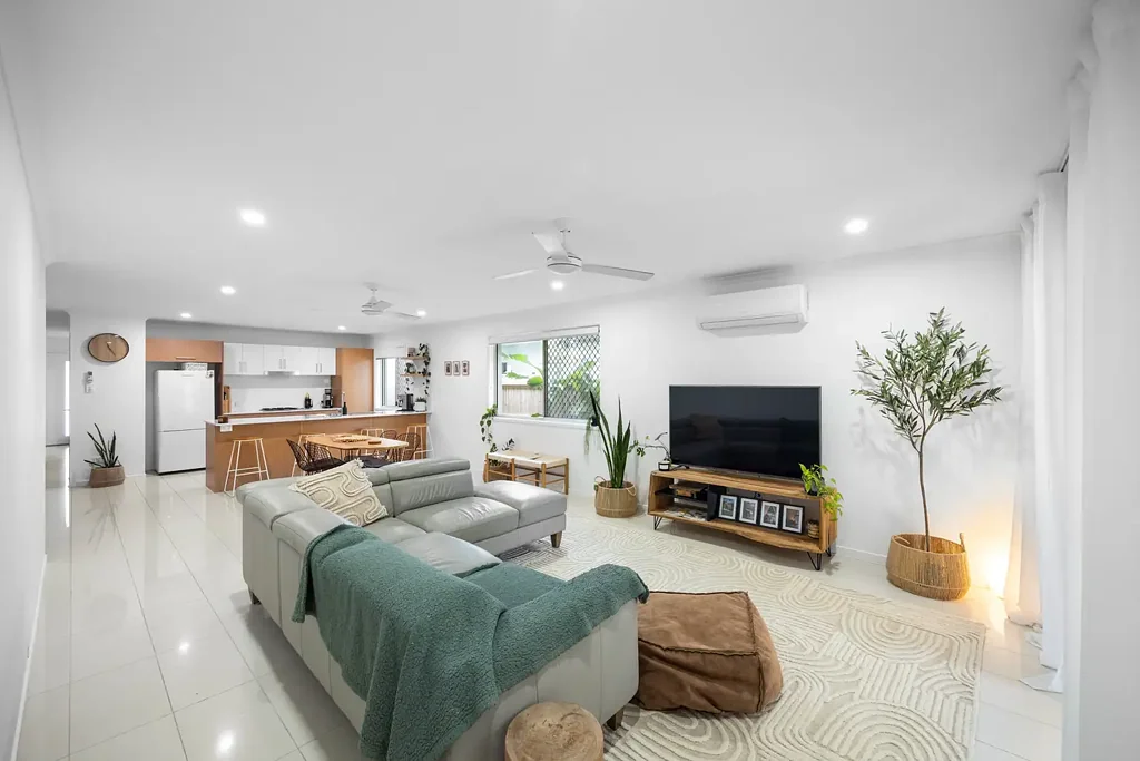 Beautiful Home With Second Lounge Room !