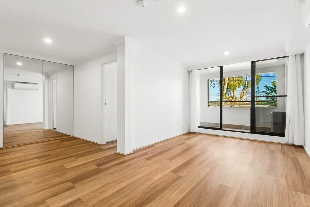 Recently Refurbished Apartment with Racecourse Outlook