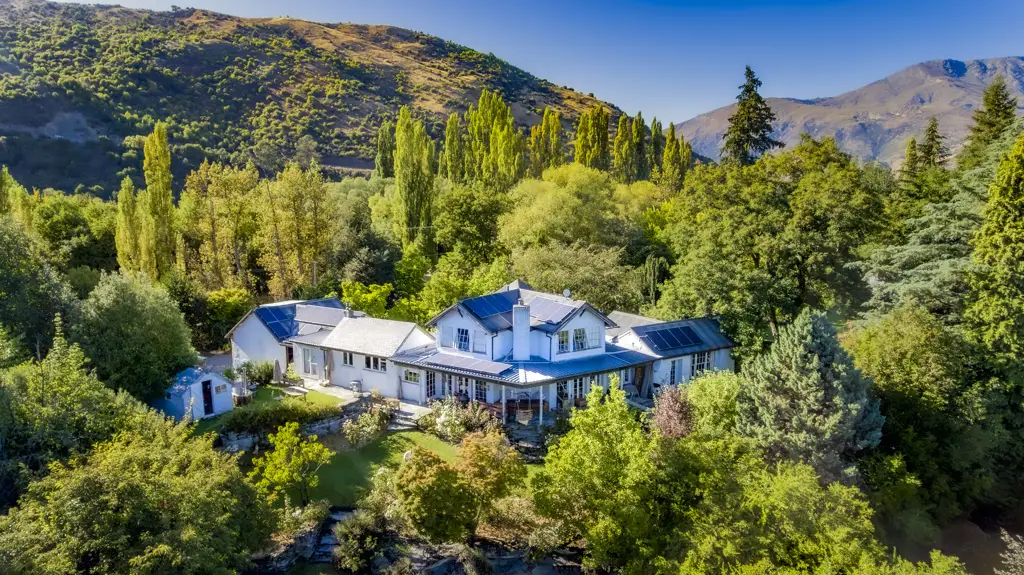 Dalefield/Wakatipu Basin 5 Bedroom Expansive lifestyle property with unique design