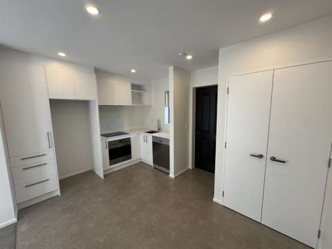Contemporary City Centre Townhome - Style Meets Convenience!