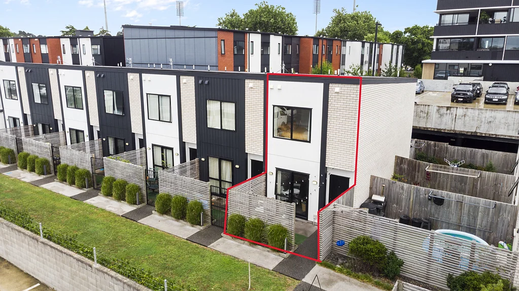 Hamilton Central 2 Bedroom Convenient City Living Or Easy Investment
