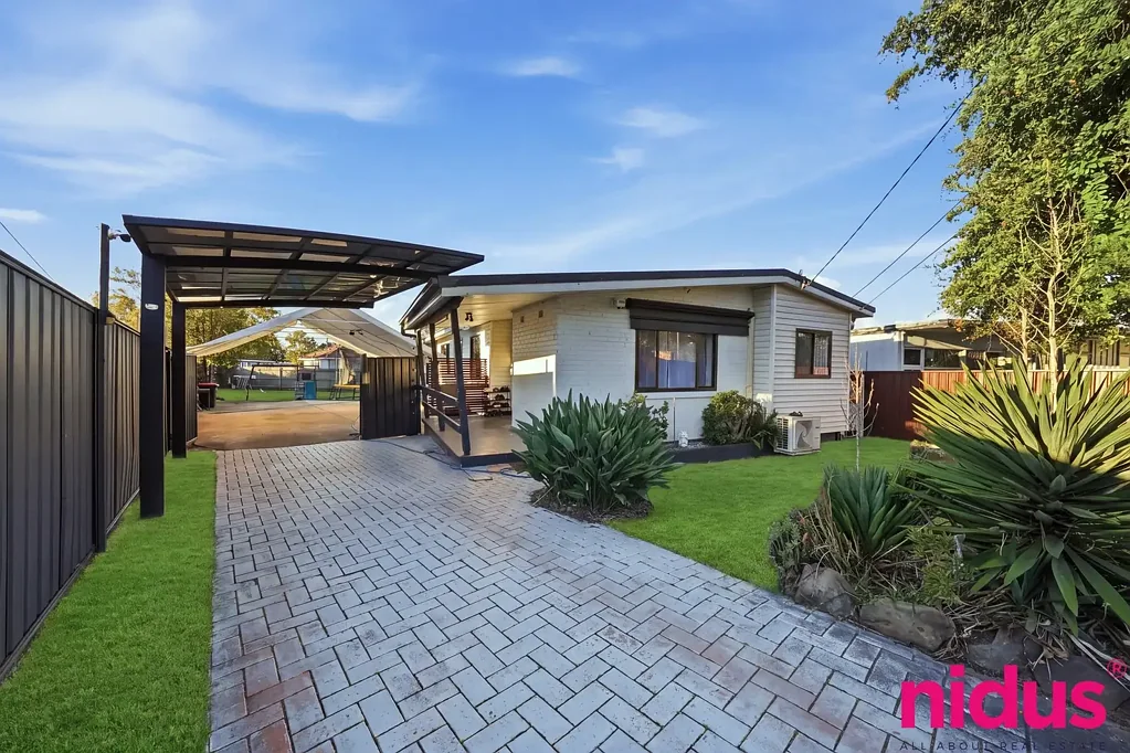Lethbridge Park 4Kwarto Spacious Four Bedroom Family Home on a Huge 694sqm Block with Endless Future Potential (STCA)