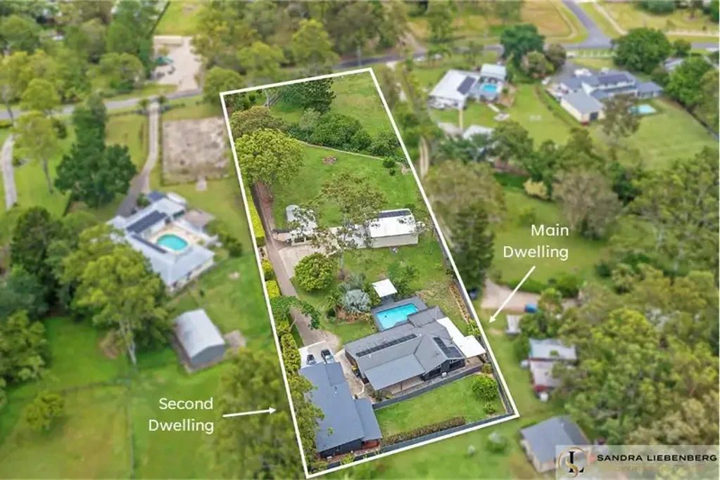 Tallai 6બેડરૂમ TWO HOMES - MASSIVE SHED - On Usable ACREAGE!