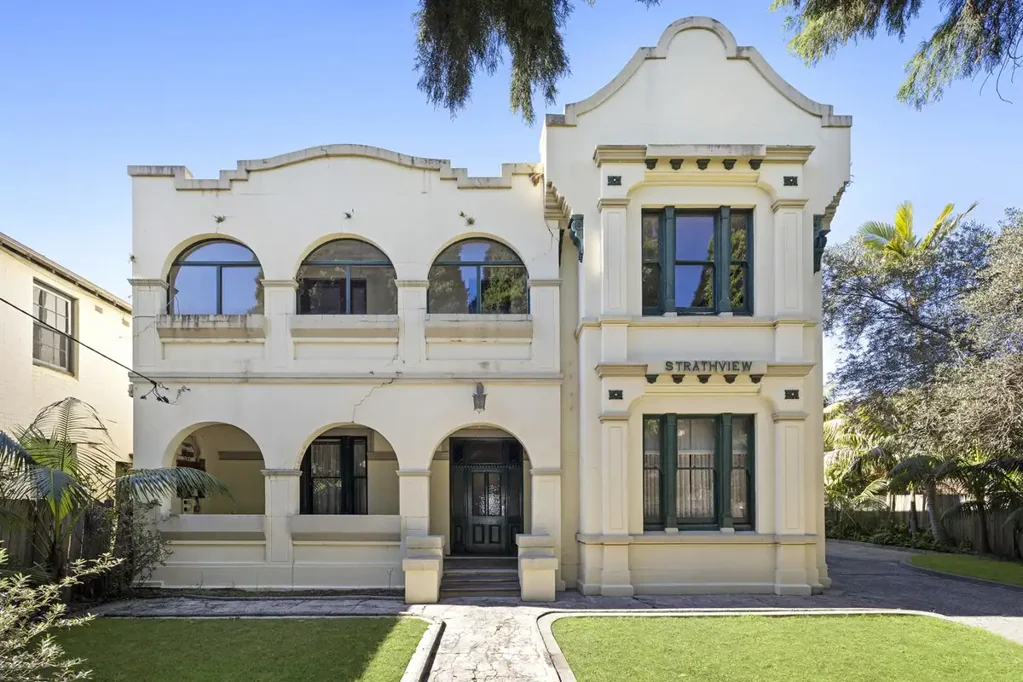 Burwood 5ਬੈੱਡਰੂਮ “Strathview” Grand proportions & versatile potential
