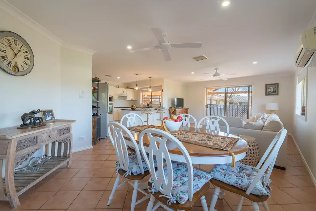 Parkes 4房  Premium East Parkes Living with Poolside Entertaining