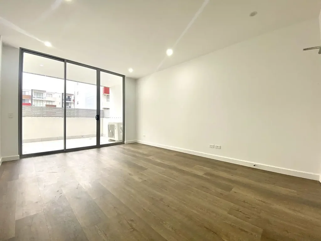 Dual Key One Bedroom Apartment in Prime location for  6 Month Lease Only!