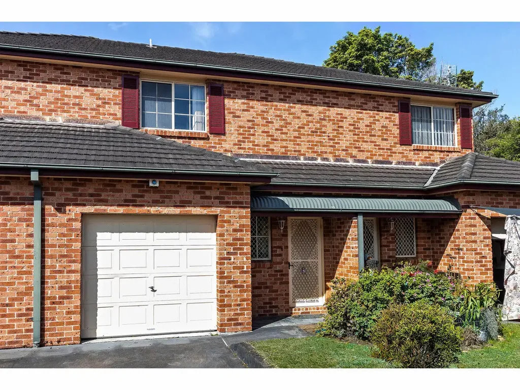 REFRESHED AIR-CONDITIONED SPACIOUS TOWNHOUSE IN A VERY CENTRAL LOCATION