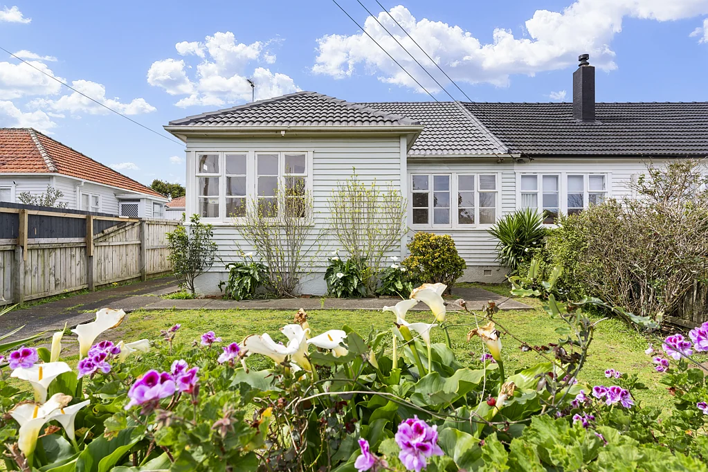Otahuhu 2房  1940s Character - Do-up opportunity on 488sqm