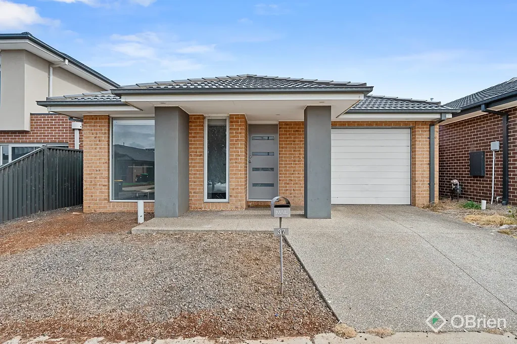 Large and airy home, in a family-friendly neighbourhood!
