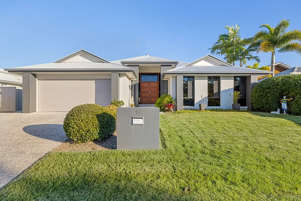 Pelican Waters 5Moenga THE COMPLETE FAMILY PACKAGE WITH POOL & SIDE ACCESS