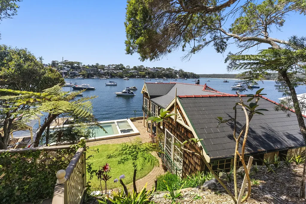 Caringbah South 4房 水边生活方式 终极享受 波光粼粼日出 宽敞玻璃墙 无遮挡景观 室内外无缝融合 豪华主套房 深水岸设施 游泳池草坪 Brilliant Waterfront Lifestyle