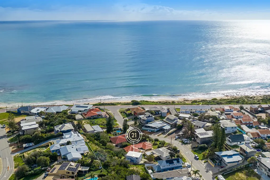 Halls Head 2ਬੈੱਡਰੂਮ Cottage by the Sea - Endless Potential in a Prime Coastal Location