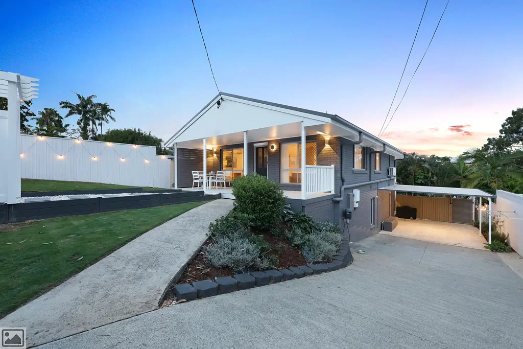 Southport 5chambre Spacious Family Home with Dual-Income Potential in the Heart of Southport