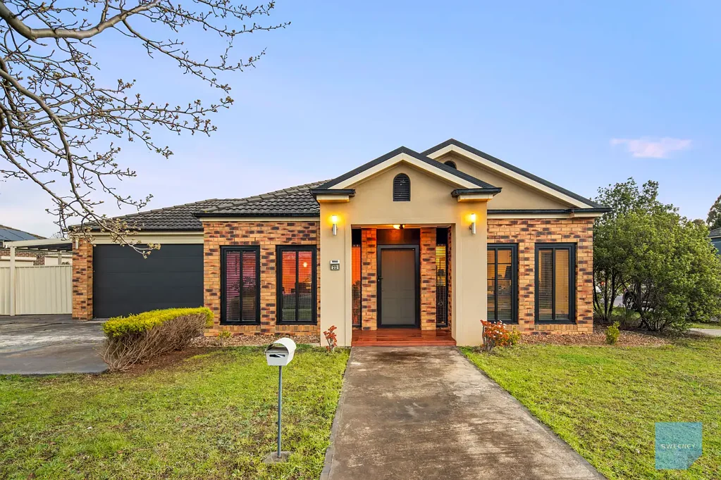 Caroline Springs 4房 宽敞696m²地块 侧方通道罕见 优质四卧套间 大型女主人厨房 青少年专属休闲区 藤架户外空间 双车库内部通道 成熟花园环绕 便利中心地段 Rare Side Access on 696m² in Prime Caroline Springs Pocket!
