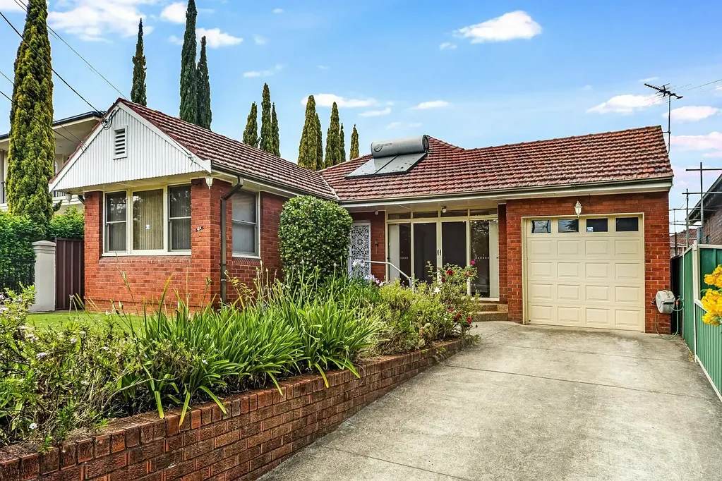 Burwood 4chambre Solid Family Home on 600 m² of Prime North Facing Land
