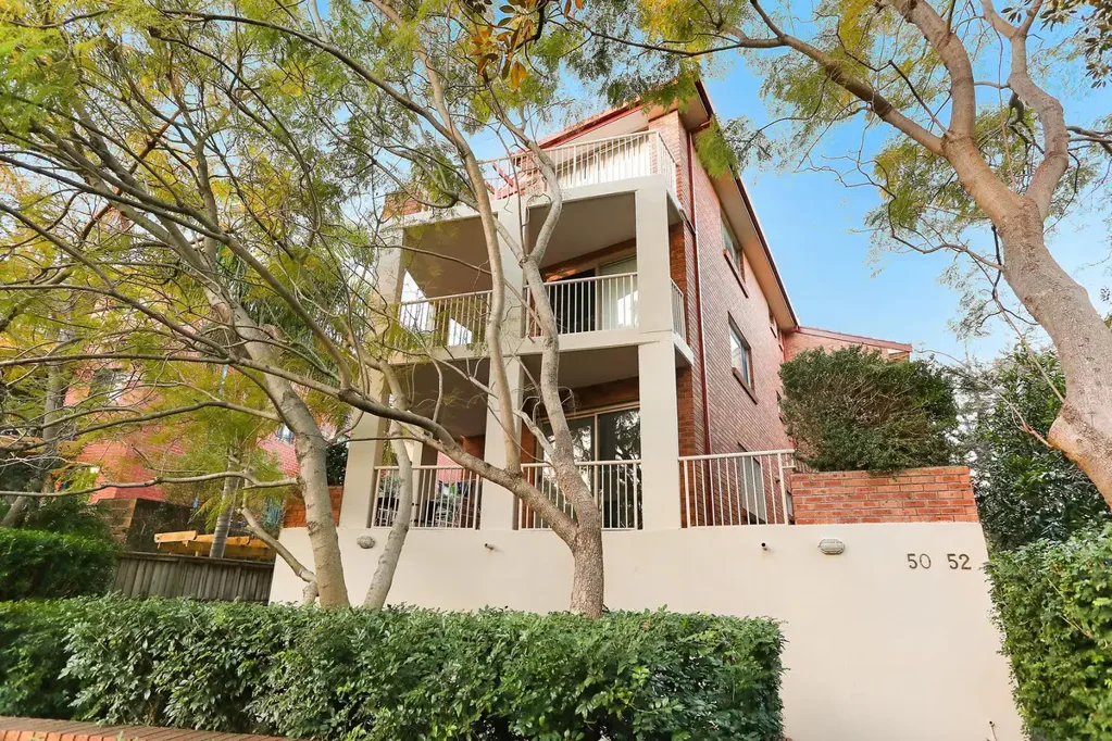 Two bedroom apartment with immediate access to public transport