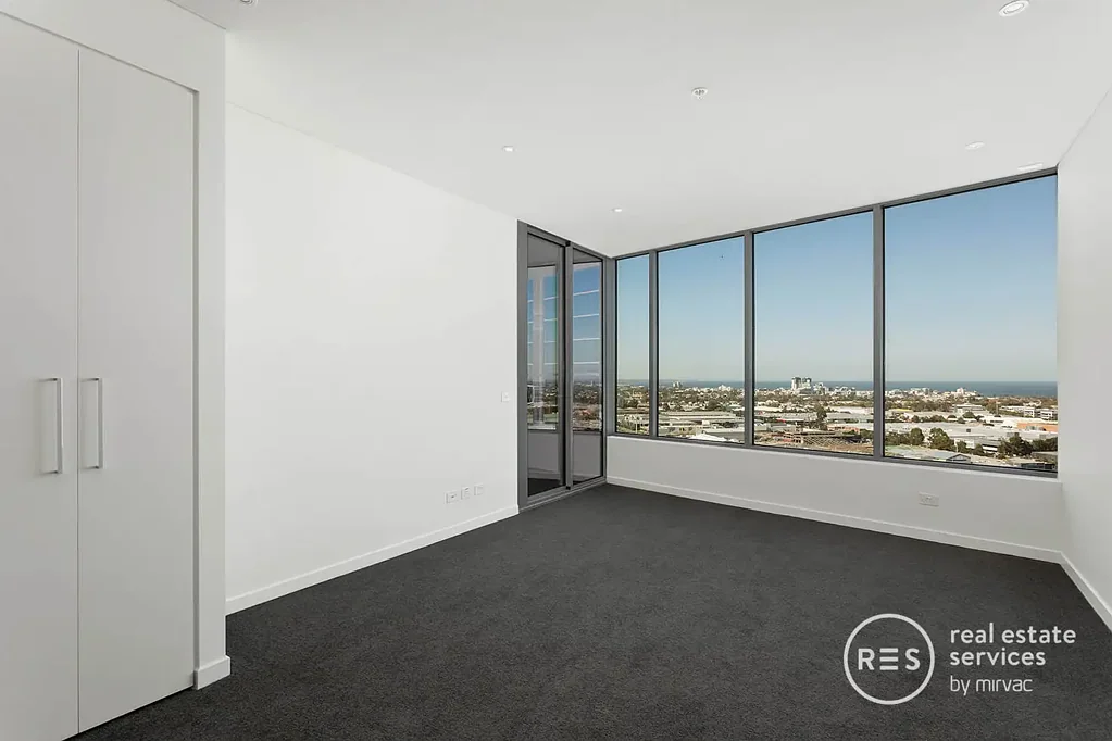 Spacious 1 bedroom apartment overlooking Port Phillip Bay