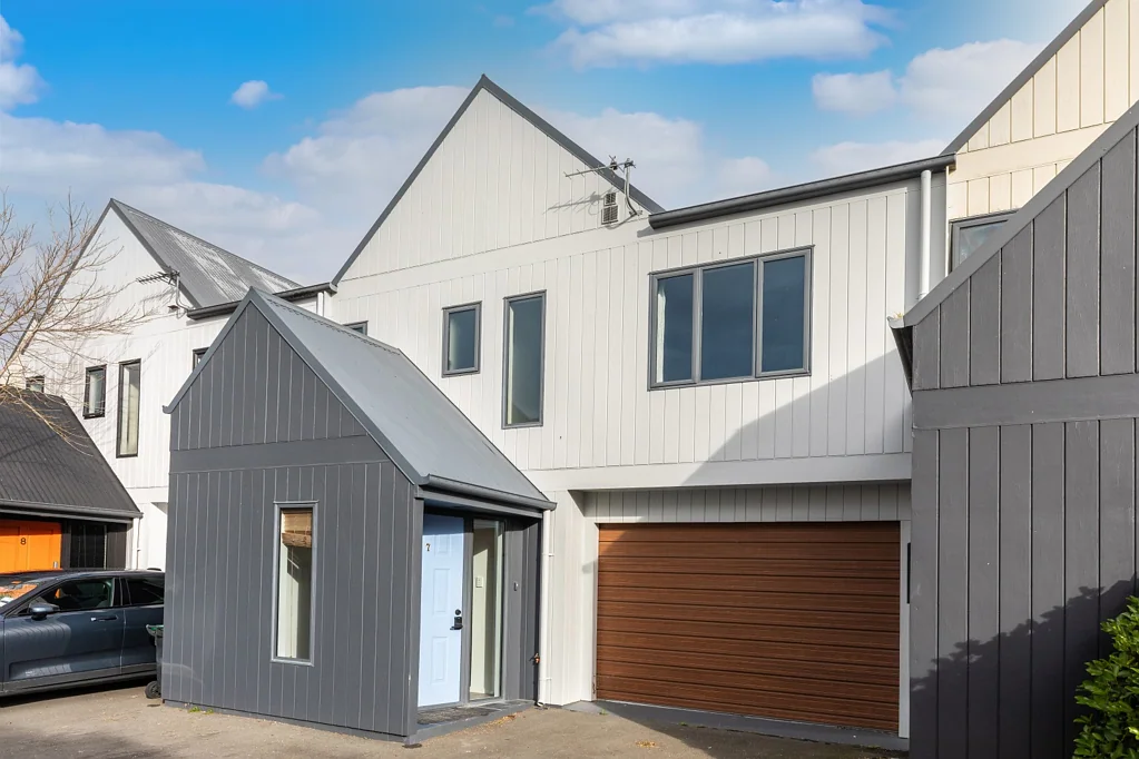 Contemporary Comfort on the City-Fringe