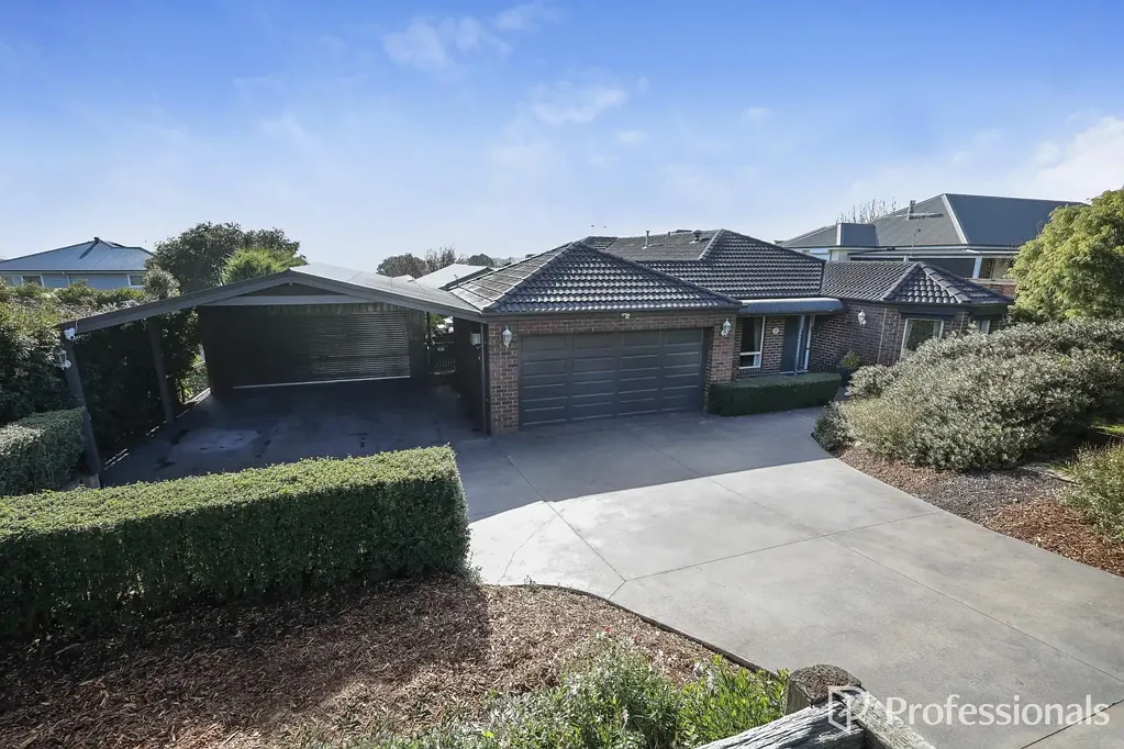 Gisborne 4ห้องนอน Immaculate Family Living with Exceptional Outdoor Entertaining & Stunning Mount Macedon Views