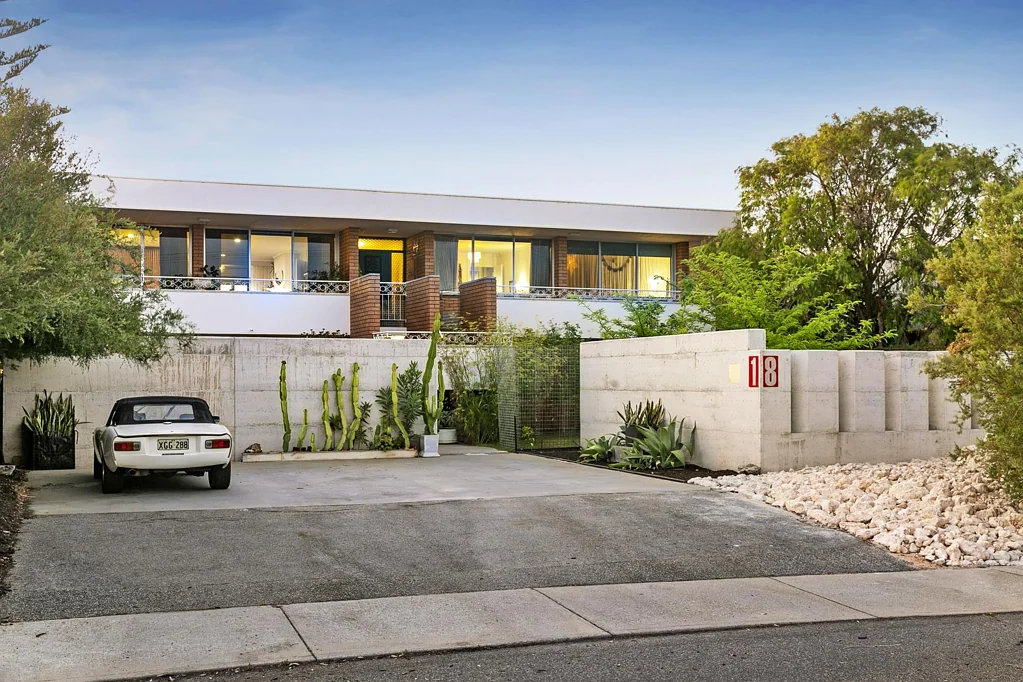 Beaconsfield 8 Bedroom Iconic 70s, Sub-dividable - Ocean, Parkland & Hills