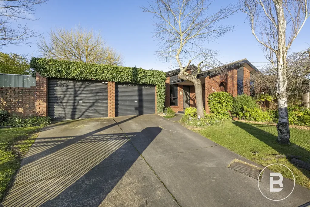 Ballarat East 3房  REFINED FAMILY LIVING WITH MULTIPLE ENTERTAINING ZONES & SECURE PARKING