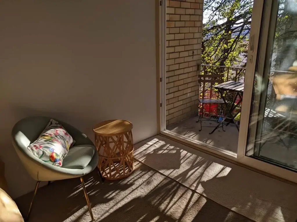 BEAUTIFUL RENOVATED FURNISHED STUDIO WITH BALCONY