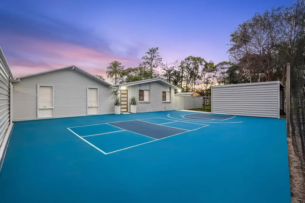 Beachmere 7બેડરૂમ Coastal Acreage Living – 5 Acres, 7 Beds, 4 Baths, Ideal for Families and Close to Horse Beach.