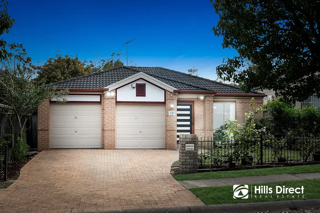 Quakers Hill 4房 迷人外观、宽敞家庭区、时尚厨房、正式客厅、豪华主人套房、额外卧室、高标准主浴室、宽敞露台、便利设施、太阳能系统。 Renovated Family Retreat Walking Distance to Quakers Hill Public School
