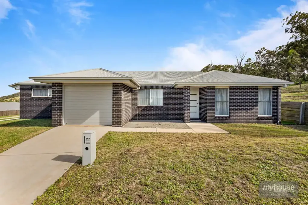 Modern Brick in Quiet Court with Views!!