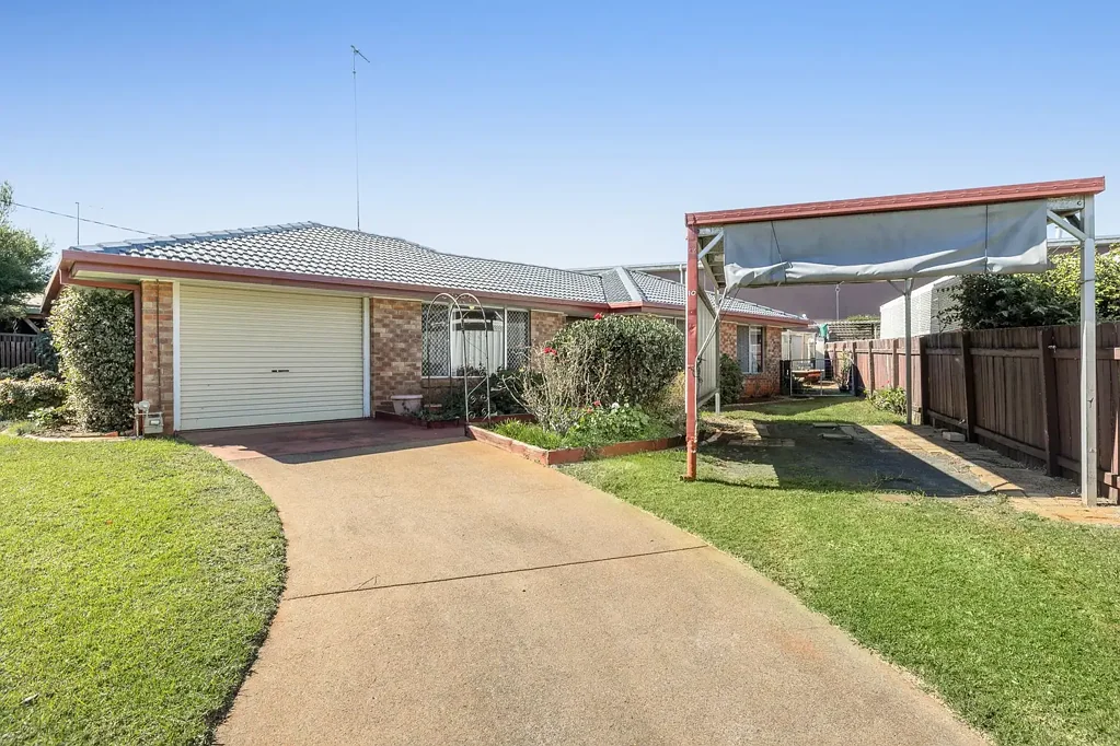 Wilsonton 3غرفة نوم Great Renovation Potential - Desirable Location - Opportunity is Knocking
