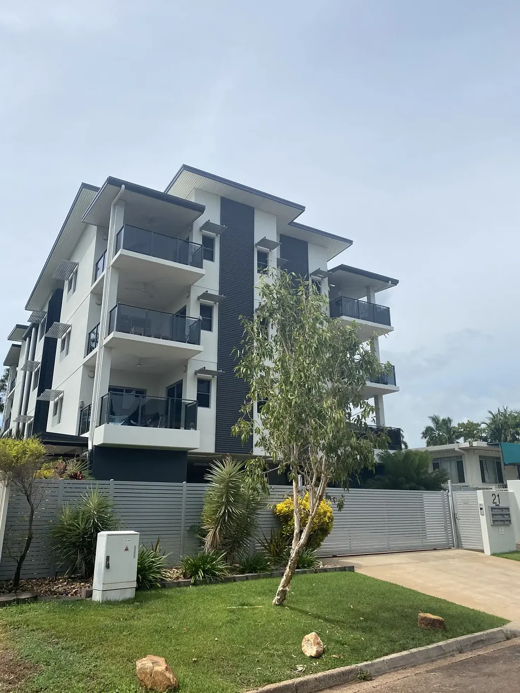 Top floor spacious breezy living, easy walk to foreshore