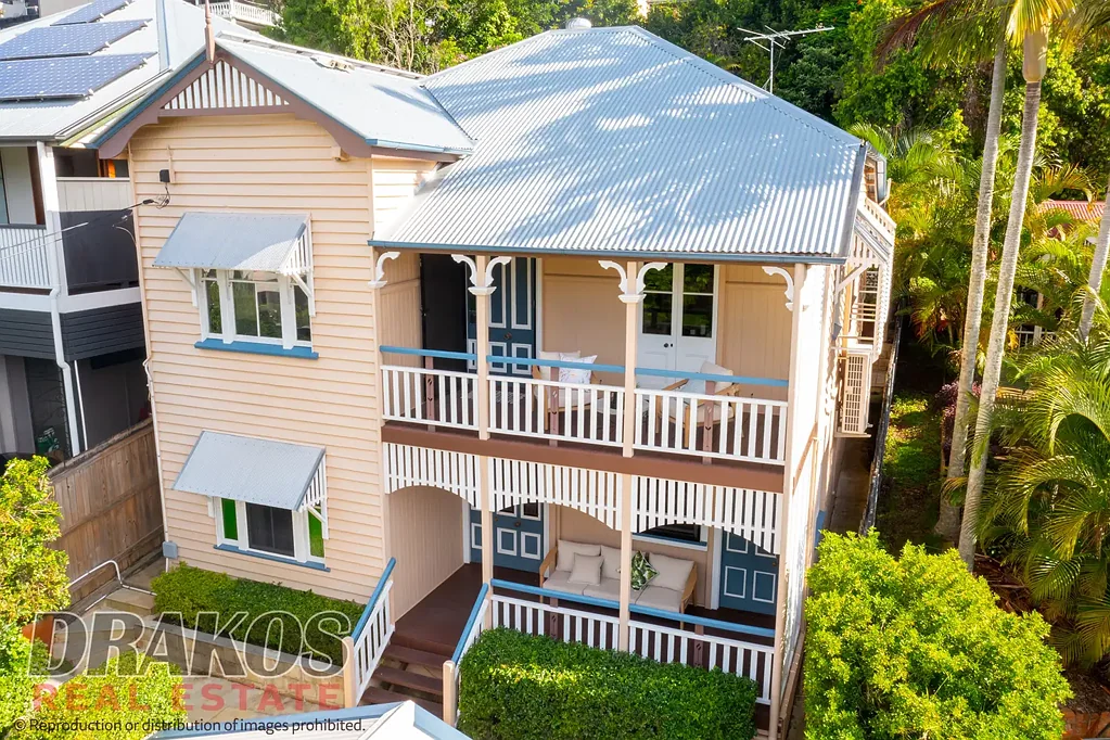Dutton Park 4房 四卧主卧带套 书房三卫 厨岛吧台 朝北阳台 全屋地板VJ墙 后方泳池车库 近名校医院 商场公交便 Fabulous Double Storey Qlder