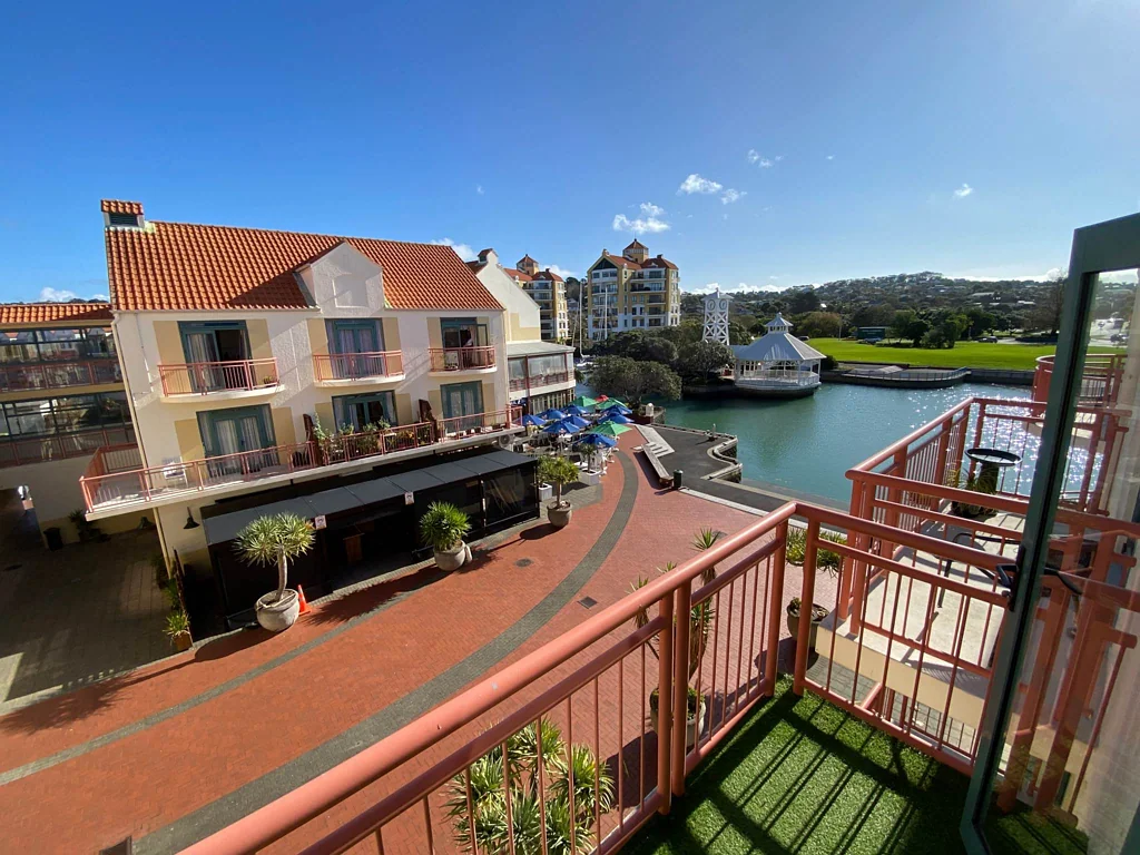 1 bedroom Apartment overlooking the Canal!