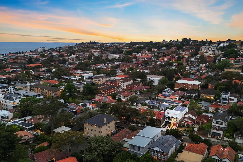 Randwick 4房 Randwick交界地 四层奢居 四卧双卫 Santorini石英台面 Bosch电器 室内外融合 电梯预留 太阳能系统 双车位安全 Brand-New Torrens Title Residence Of Architectural Luxury On The Coogee Border