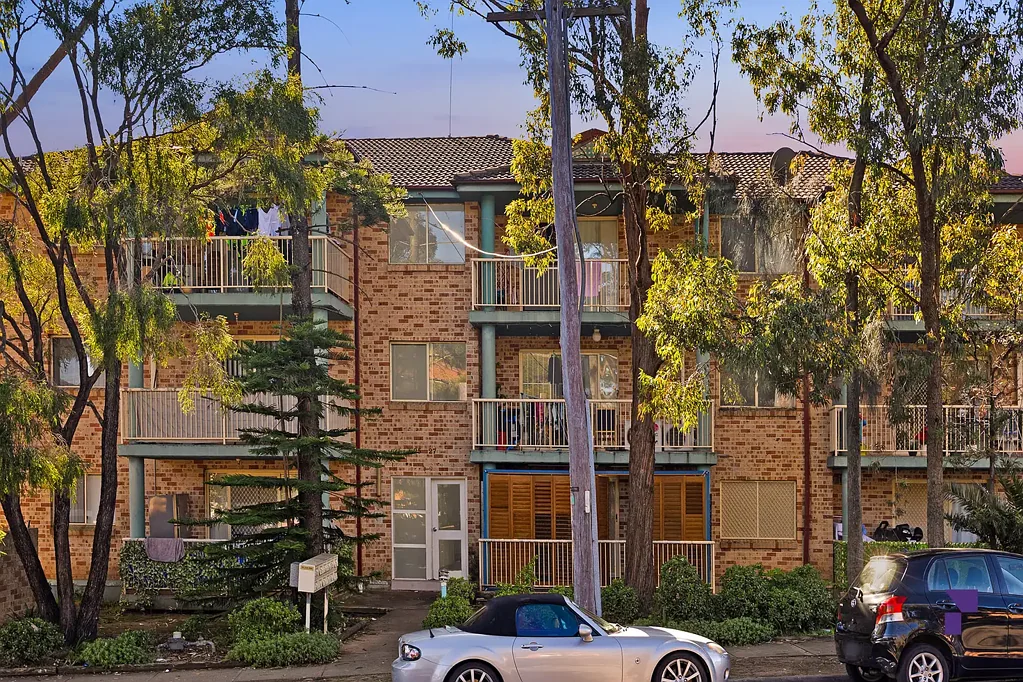 Bankstown 2Phòng ngủ Flawlessly renovated Top-floor Apartment in a walk-to-everything location