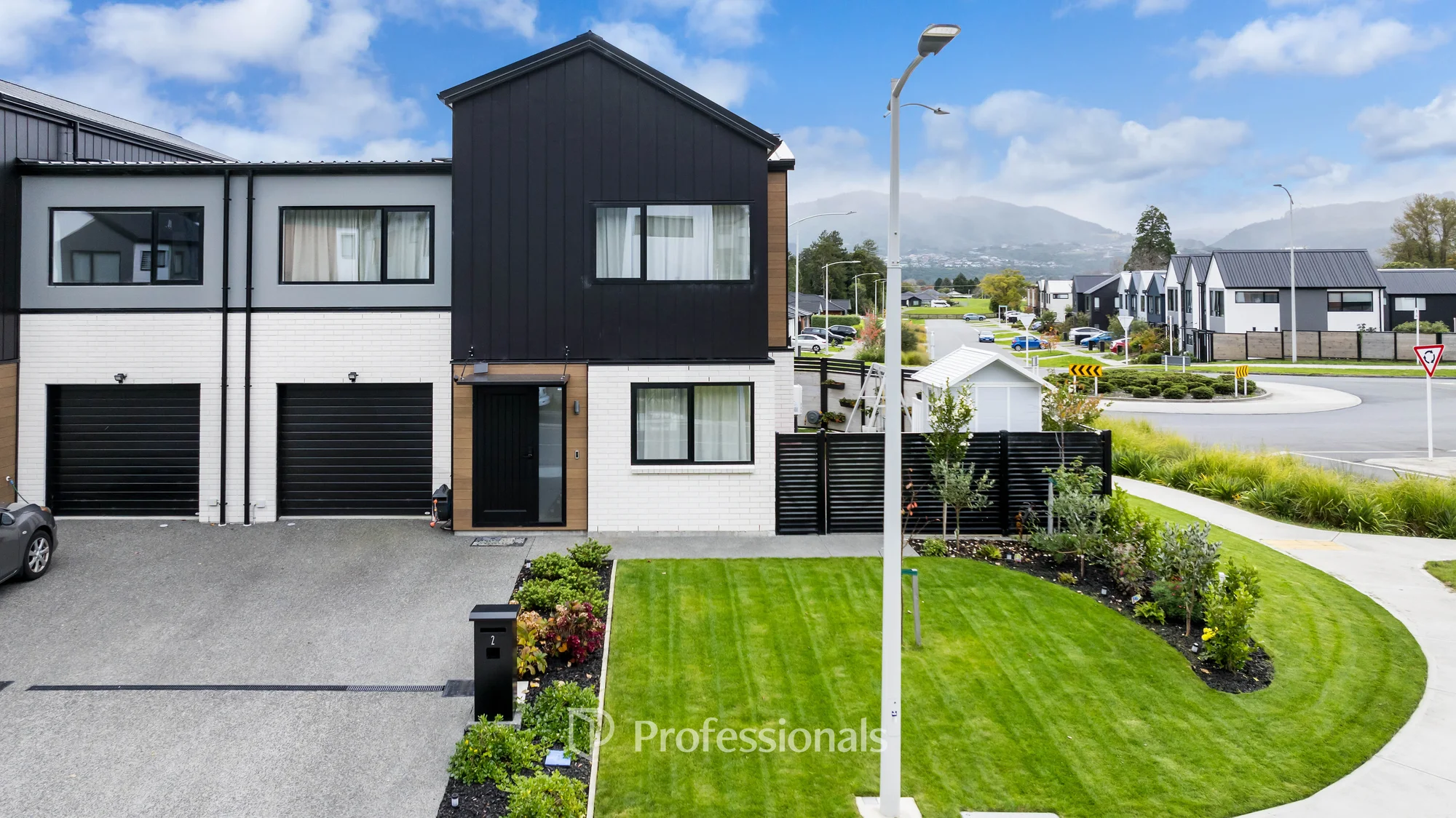 Wallaceville 4 Slaapkamer Wait...4 Beds, 2.5 Baths & 2 Living?!