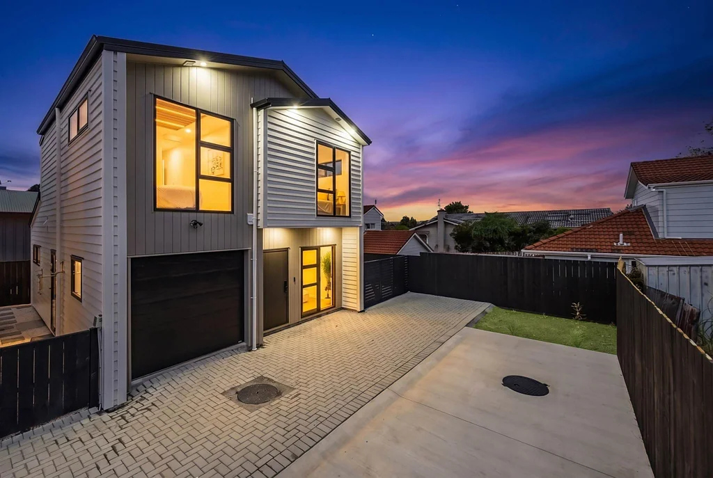 Mangere Bridge 3બેડરૂમ One at the End – Bigger Backyard, Extra Parking