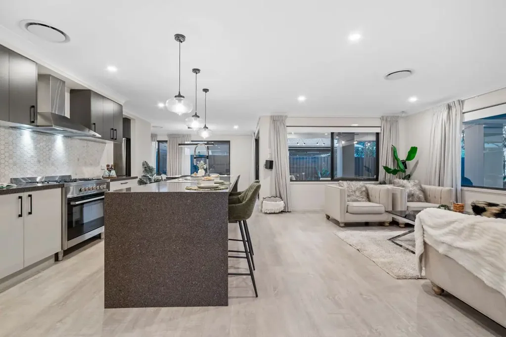 Hope Island 5房  Stunning Hamptons-Inspired House in Prestigious Cova Estate
