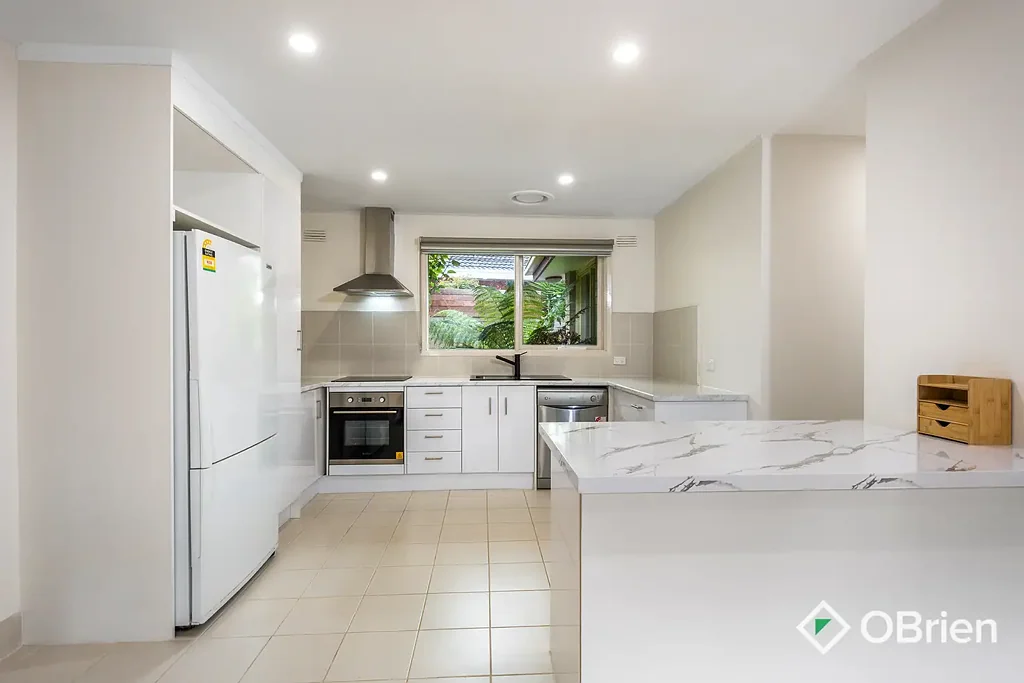 Frankston 3房 宽敞563平地块 全屋地暖空调 现代抛光地板 开放式起居区 时尚翻新厨房 后院娱乐空间 步行生活便利 Stylish Family Living in a Prime, Walk-to-Everything Location