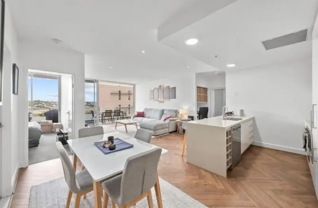 Luxury Riverside Apartment - Sophisticated Waterfront Living