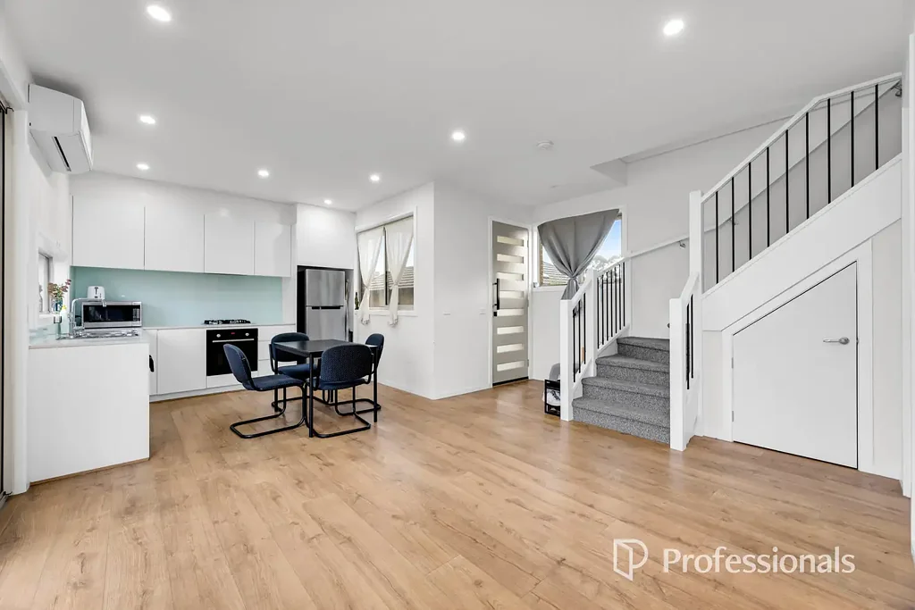 Springvale 2房 建筑师设计联排 189平米土地 无物业管理费 高挑天花板 双层玻璃窗 Bosch电器 步行便利生活 No OC Fees, No Shared Walls, Still Under Structural Warranty!