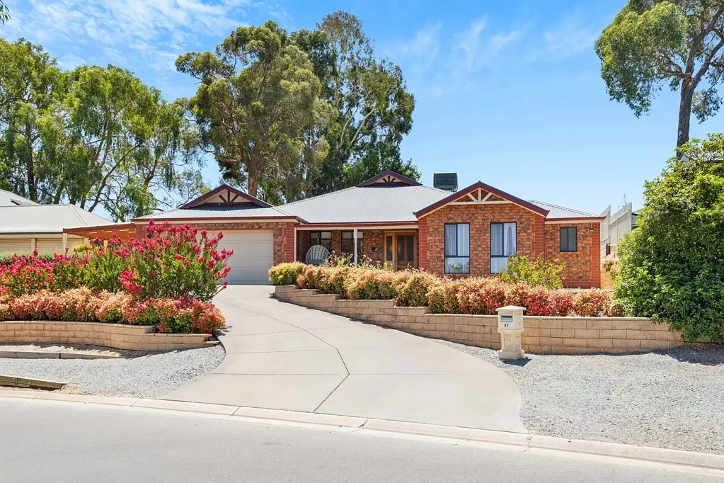 Woodside 5Moenga Deceptively spacious - relax in sprawling family style...