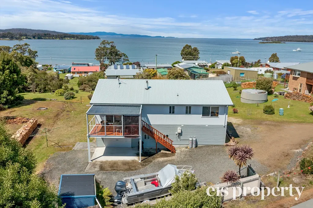 Southport 3 Bedroom Coastal Retreat with Space, Comfort, and Stunning Vistas