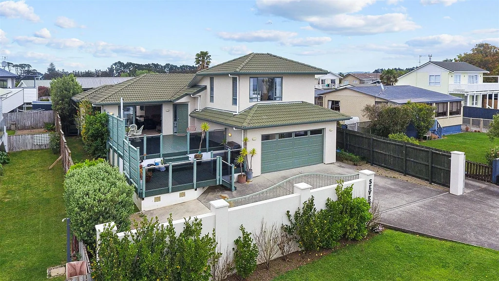 Clarks Beach 5 Bedroom 5 Bedrooms-3 Bathrooms- Seaviews